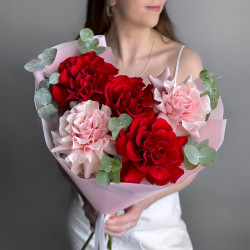 Букет из 5 красных и розовых французских роз с эвкалиптом