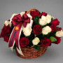 Корзина из 35 красных и белых роз — вид 2